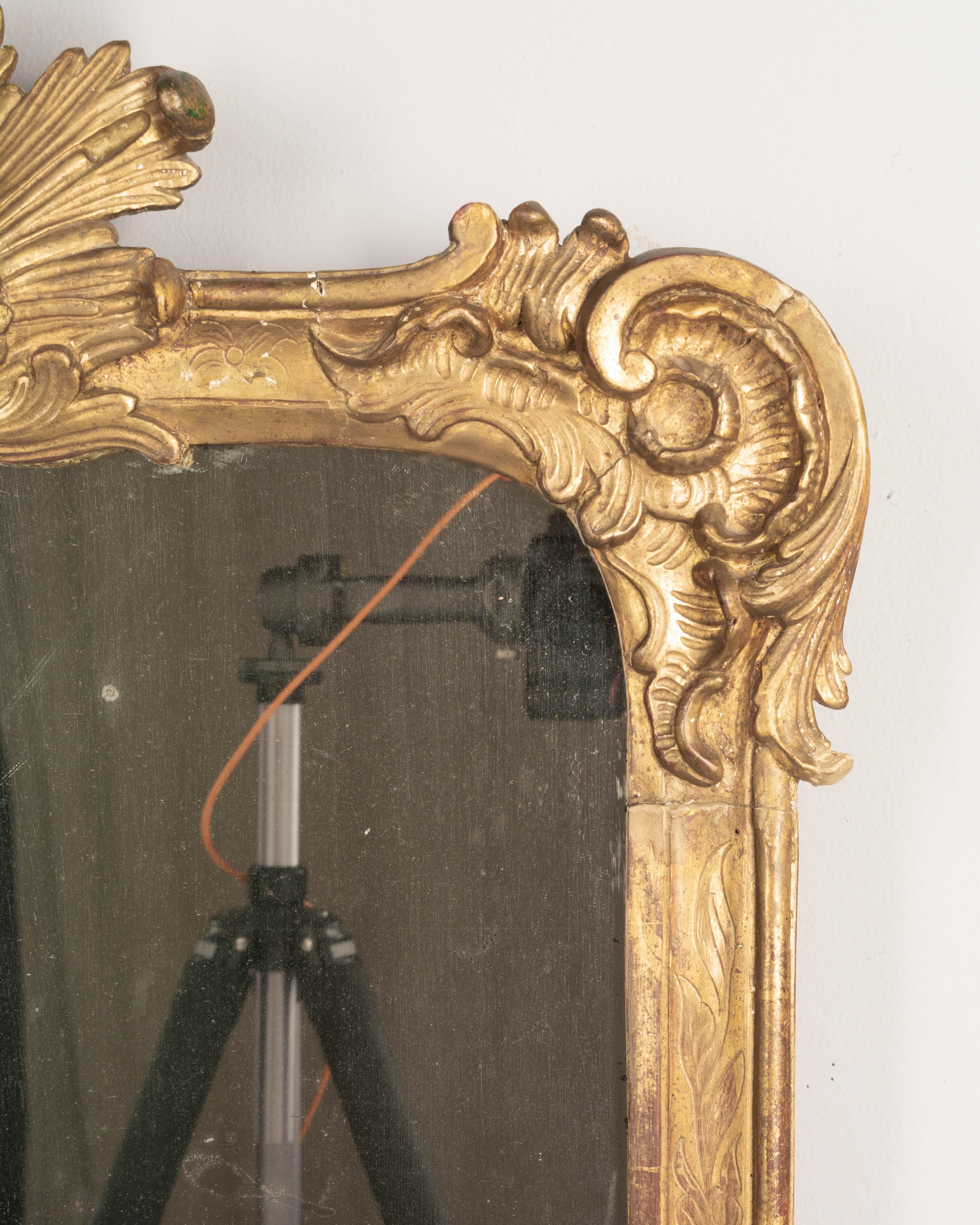 Französischer Régence-Spiegel aus geschnitztem vergoldetem Holz, 18. Jahrhundert (Handgeschnitzt) im Angebot