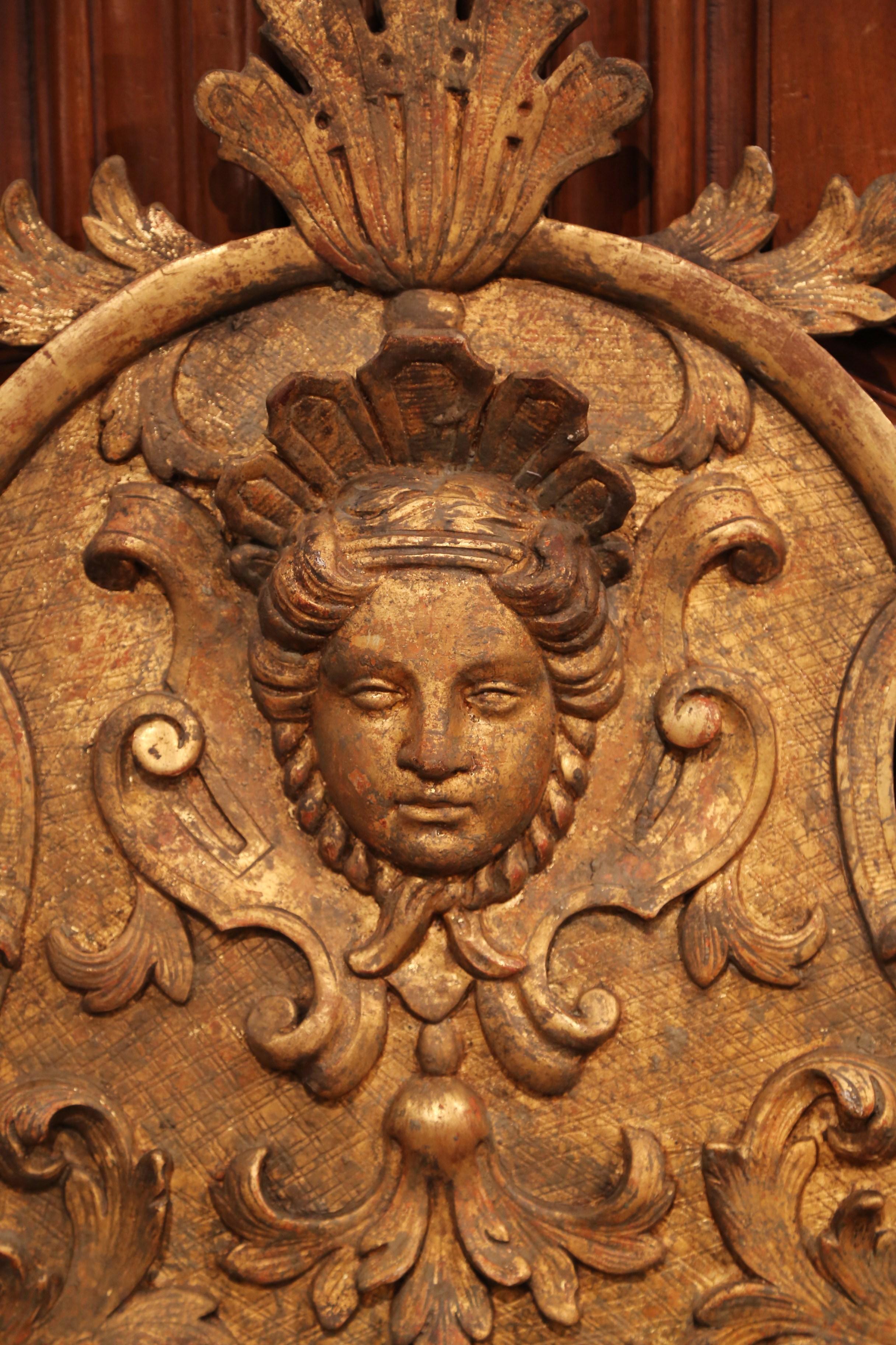 XVIIIe siècle Miroir mural de style Régence français du 18ème siècle en bois doré sculpté et doré avec piédestal orné en vente