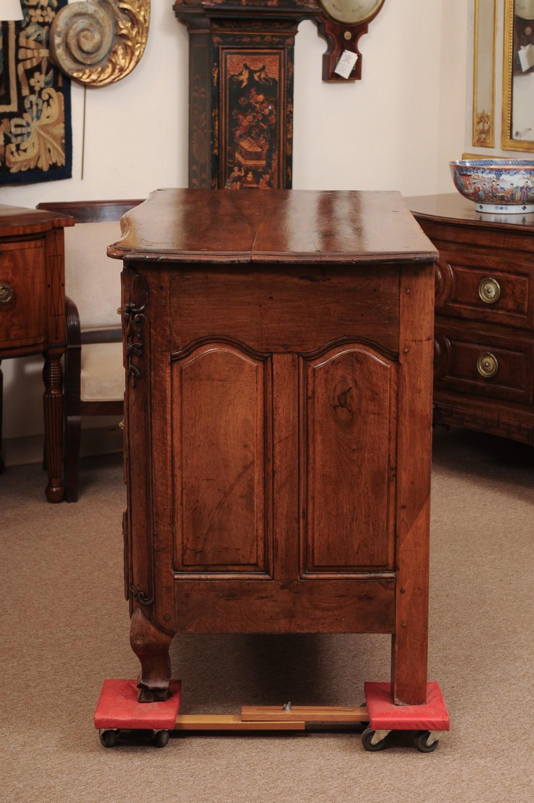 Französische Regence-Kommode aus Nussbaum, 18. Jahrhundert, Lyon im Angebot 6