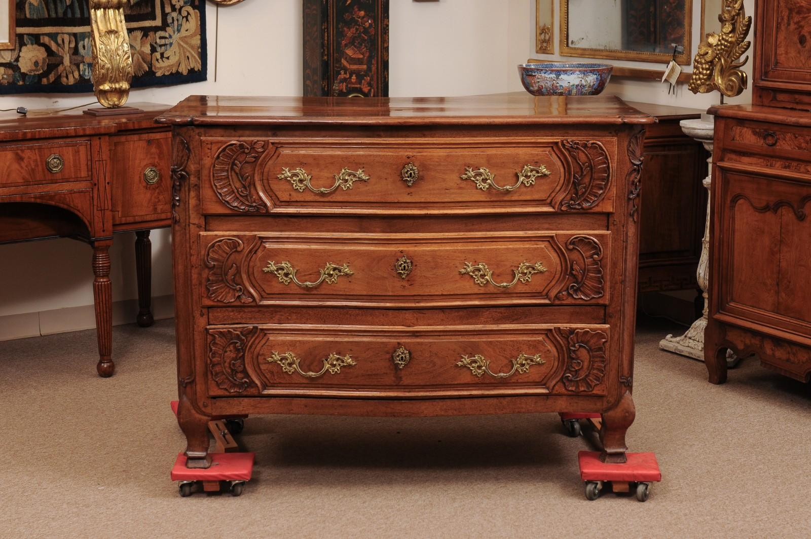 Französische Regence-Kommode aus Nussbaum, 18. Jahrhundert, Lyon im Angebot 8