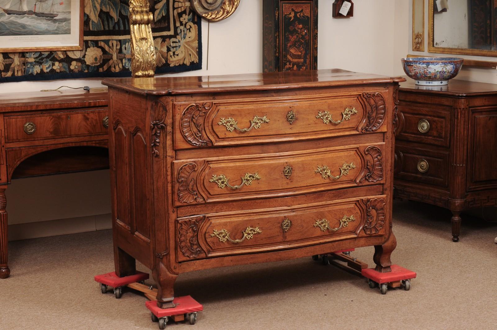 Französische Regence-Kommode aus Nussbaum, 18. Jahrhundert, Lyon im Zustand „Relativ gut“ im Angebot in Atlanta, GA