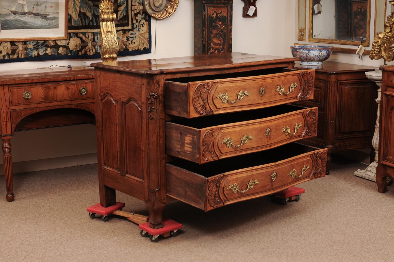 Französische Regence-Kommode aus Nussbaum, 18. Jahrhundert, Lyon (18. Jahrhundert und früher) im Angebot