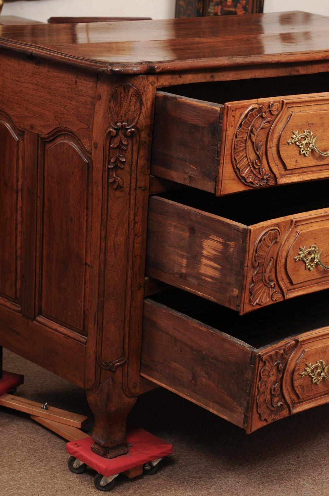 Französische Regence-Kommode aus Nussbaum, 18. Jahrhundert, Lyon (Walnuss) im Angebot