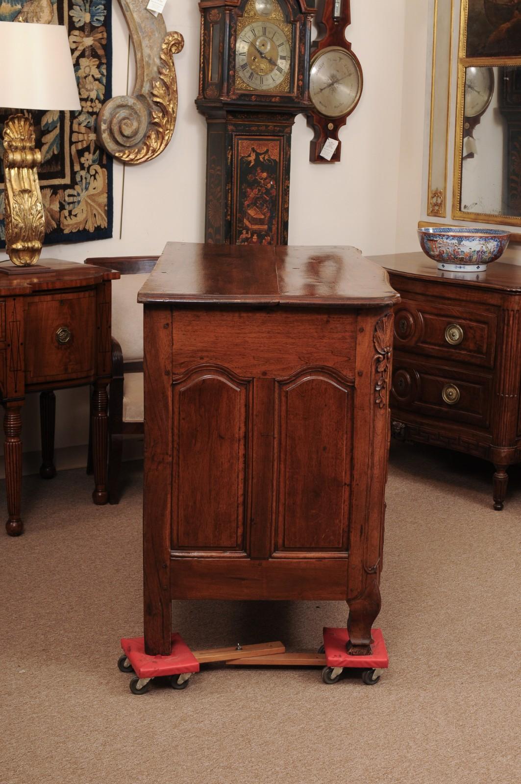 Französische Regence-Kommode aus Nussbaum, 18. Jahrhundert, Lyon im Angebot 2