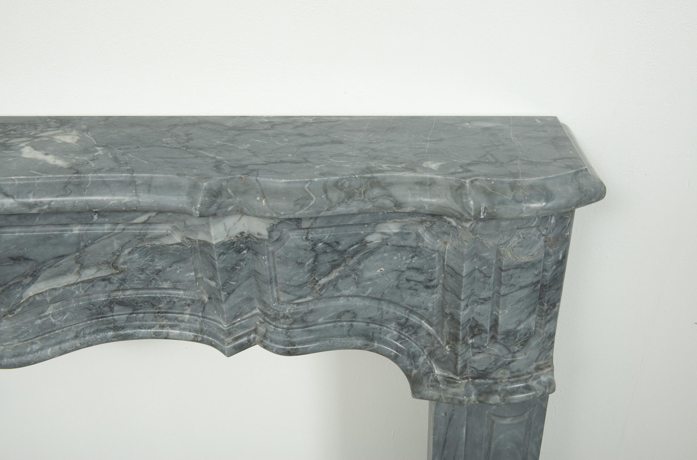 18th Century French Régence Fireplace Mantel in Grey Bardiglio Marble For Sale 5