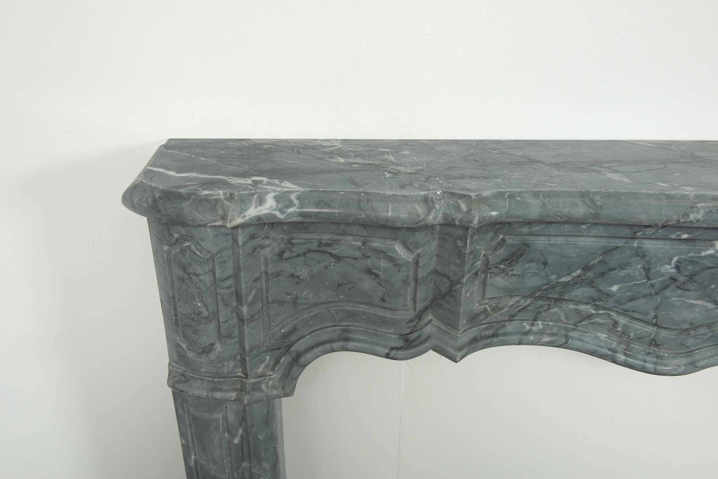 18th Century French Régence Fireplace Mantel in Grey Bardiglio Marble For Sale 7