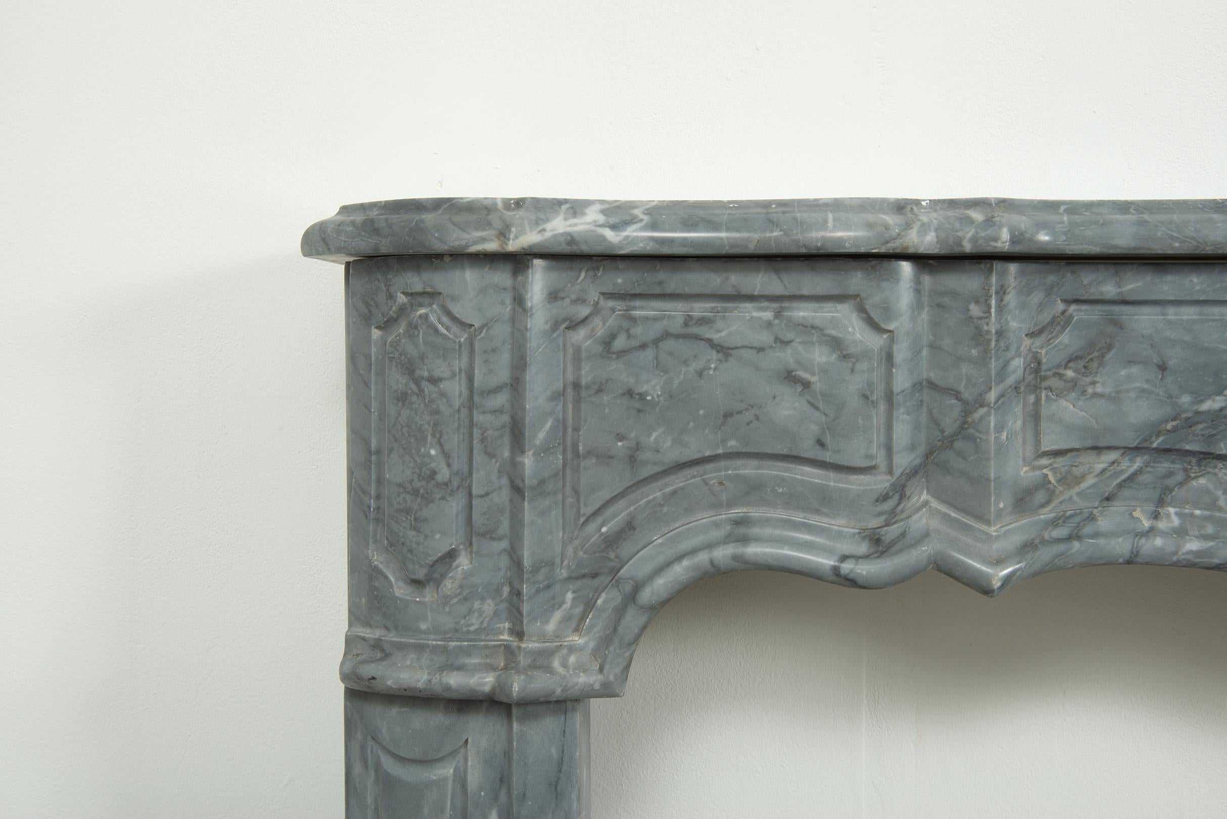 18th Century French Régence Fireplace Mantel in Grey Bardiglio Marble For Sale 10