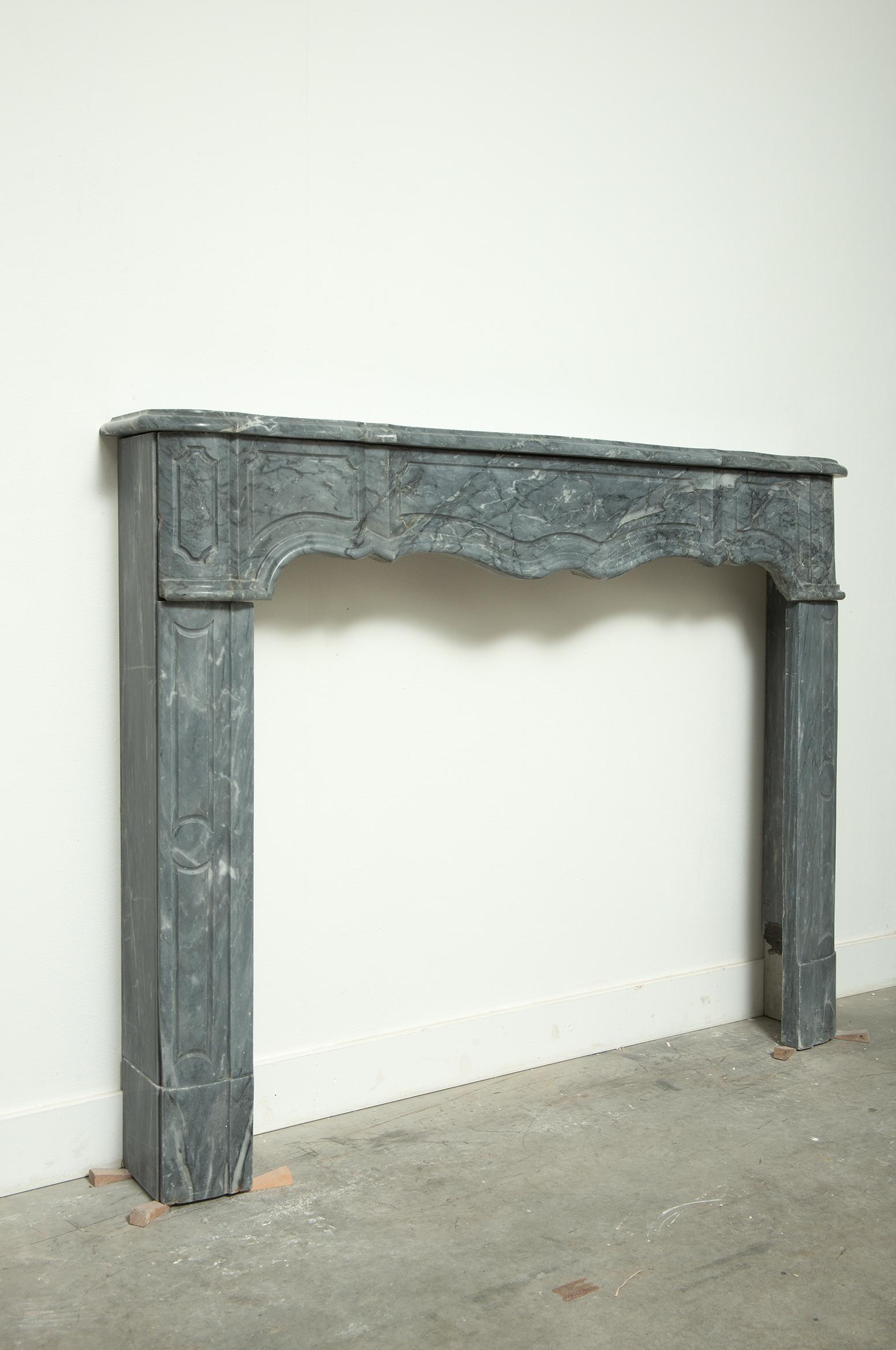 18th Century French Régence Fireplace Mantel in Grey Bardiglio Marble For Sale 12