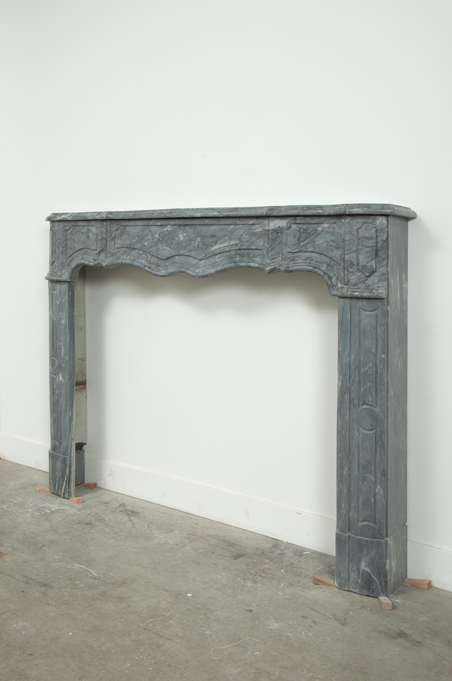 18th Century French Régence Fireplace Mantel in Grey Bardiglio Marble In Good Condition For Sale In Haarlem, Noord-Holland