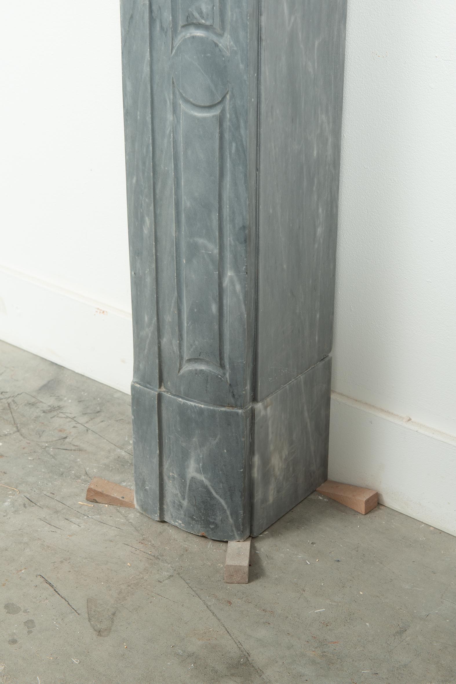 18th Century French Régence Fireplace Mantel in Grey Bardiglio Marble For Sale 1