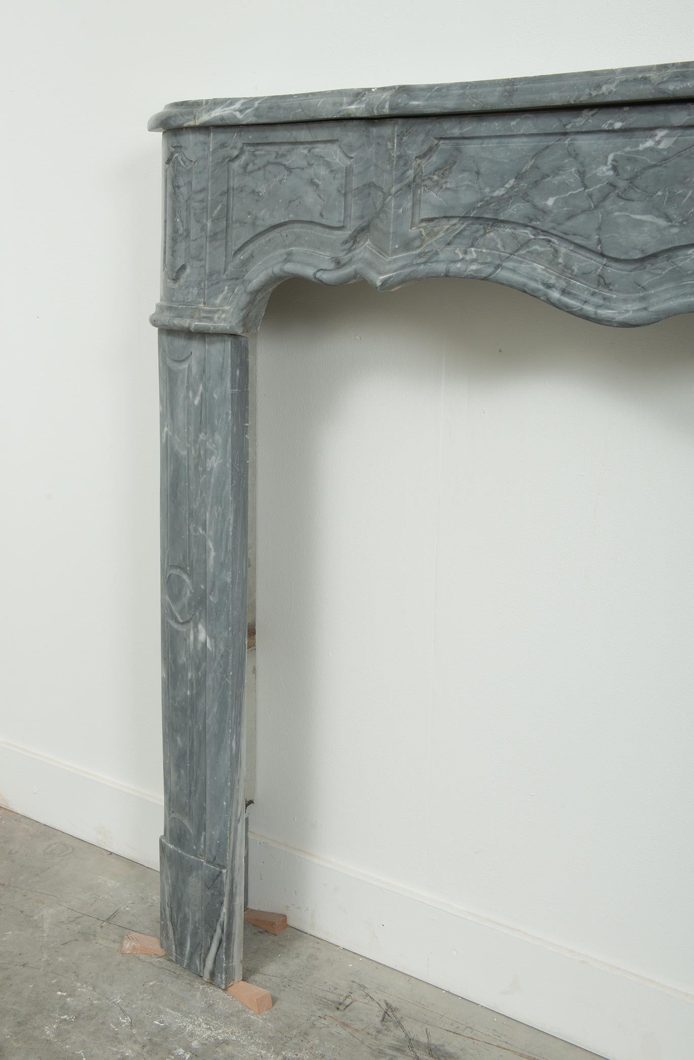 18th Century French Régence Fireplace Mantel in Grey Bardiglio Marble For Sale 2