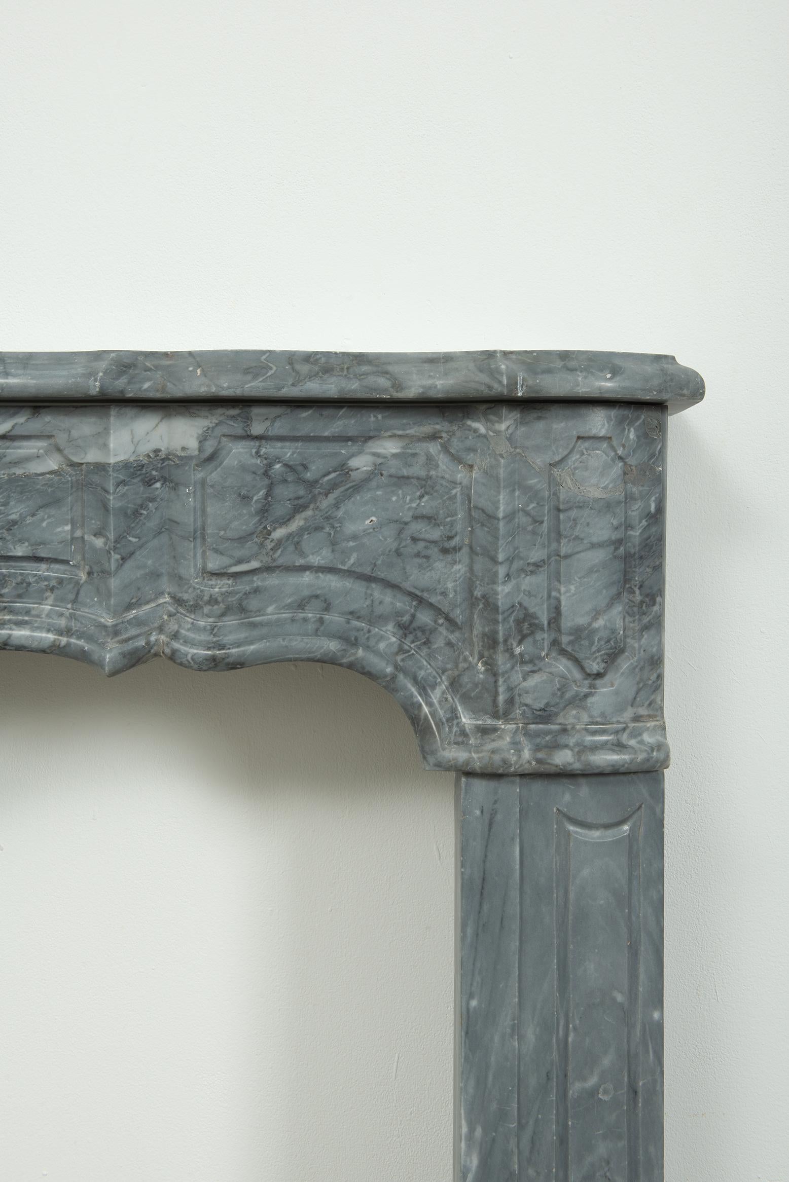 18th Century French Régence Fireplace Mantel in Grey Bardiglio Marble For Sale 3