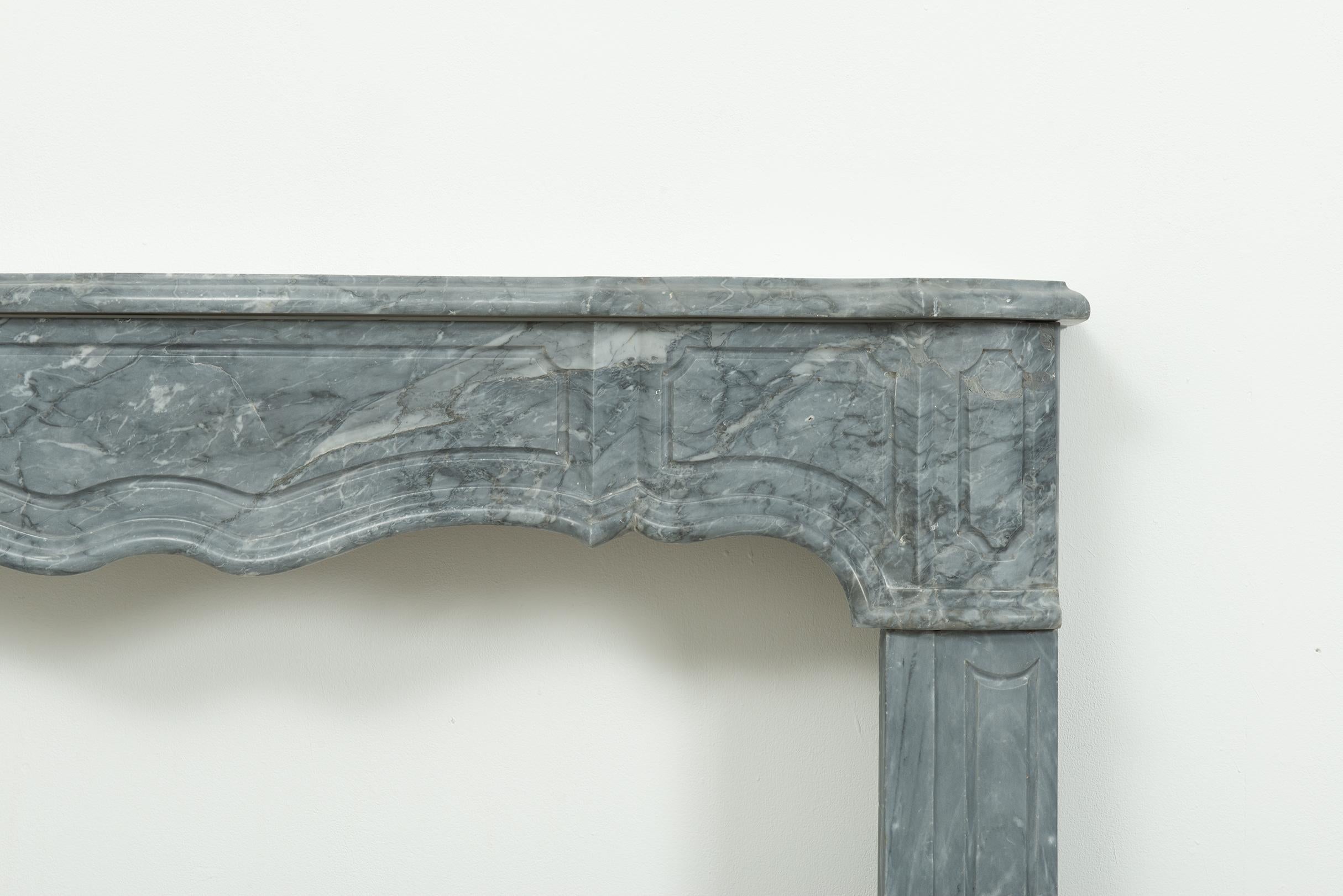 18th Century French Régence Fireplace Mantel in Grey Bardiglio Marble For Sale 4