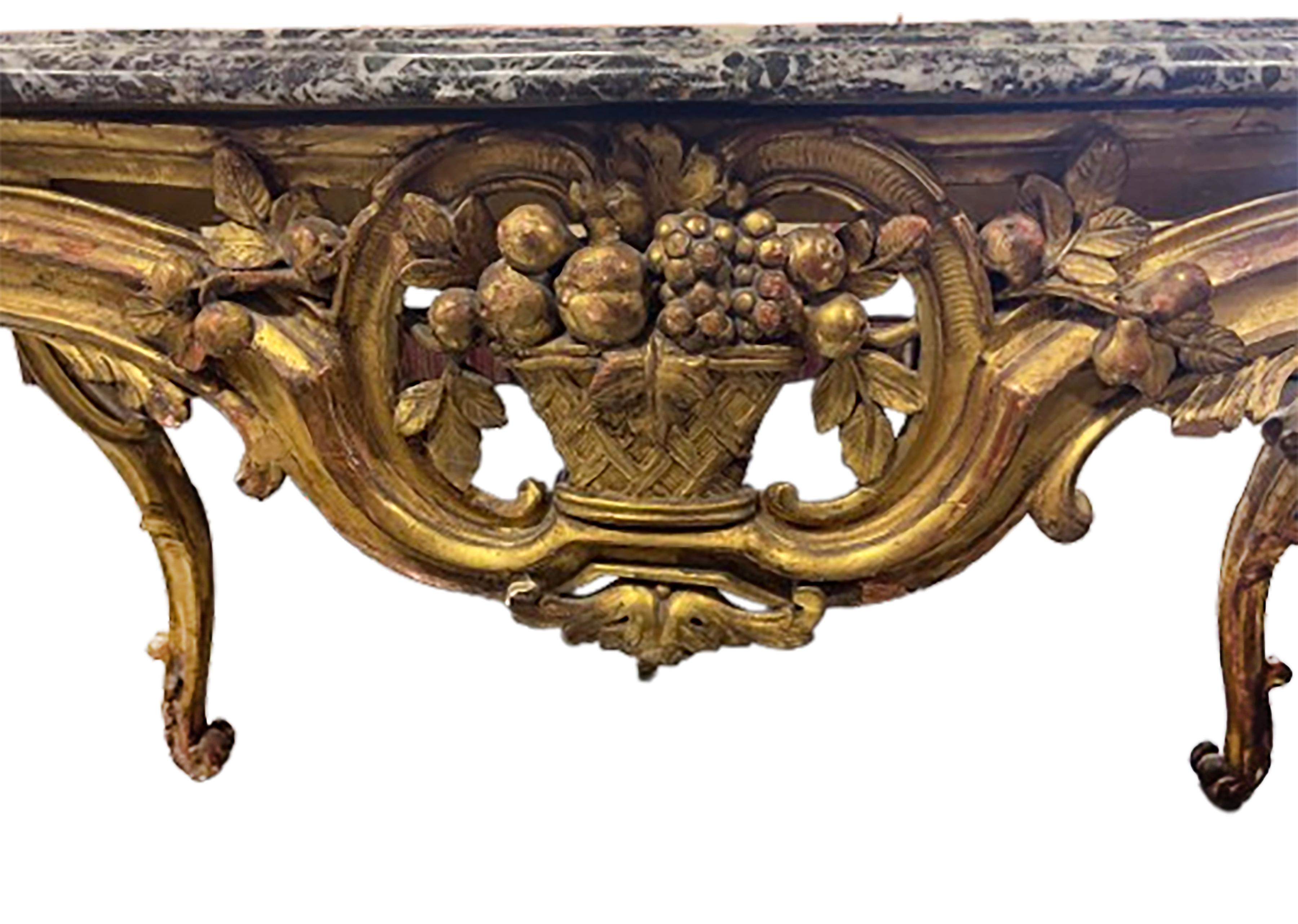 Marbre Console Régence française du 18ème siècle en bois doré avec plateau en marbre en vente