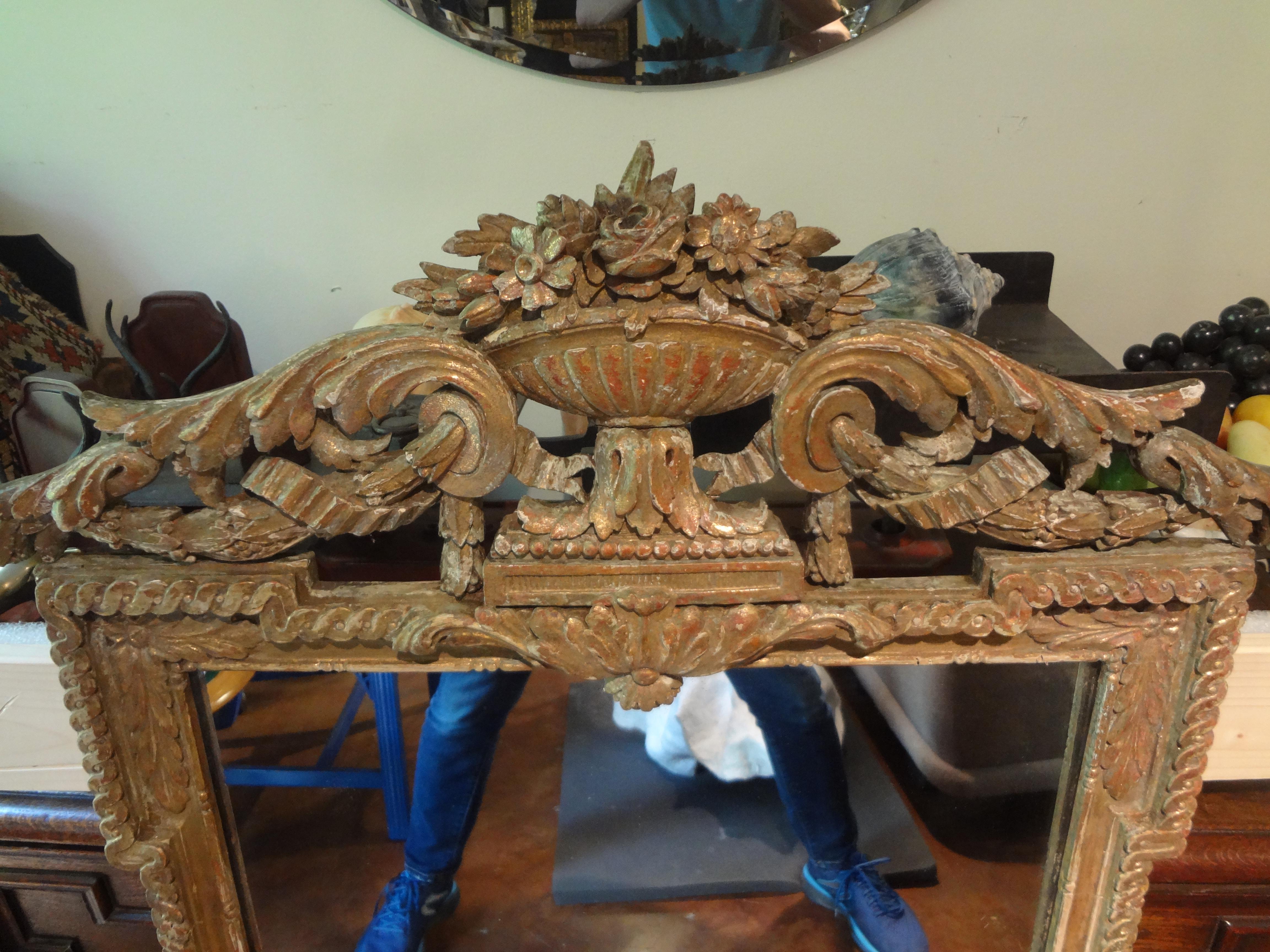 Miroir en bois doré de la Régence française du XVIIIe siècle.
Notre miroir en bois doré de style Régence française du XVIIIe siècle est absolument magnifique.
Parfait au-dessus d'une table console, d'une crédence, d'une commode ou dans une salle