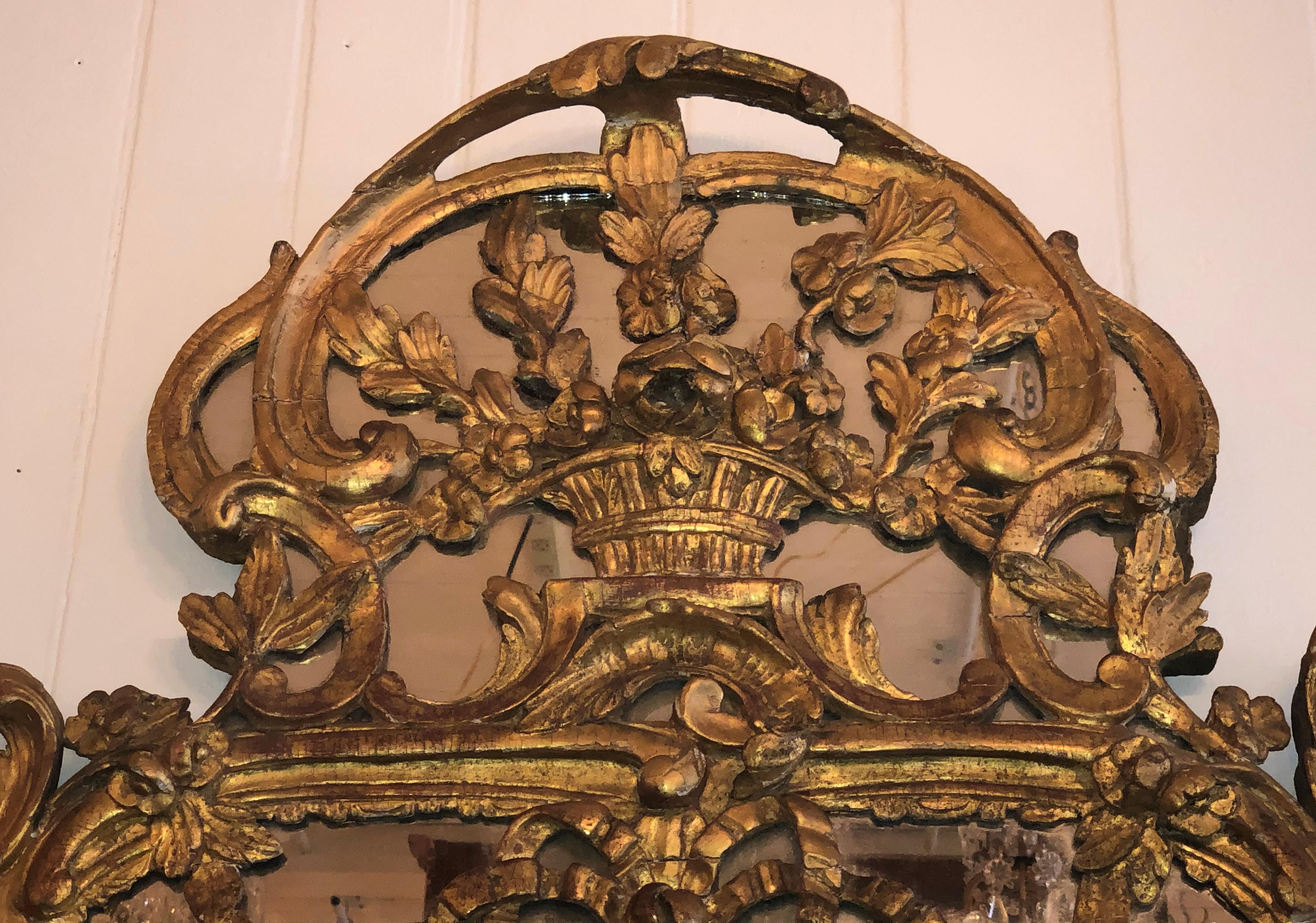 Européen miroir en bois doré de la Régence française du 18ème siècle en vente