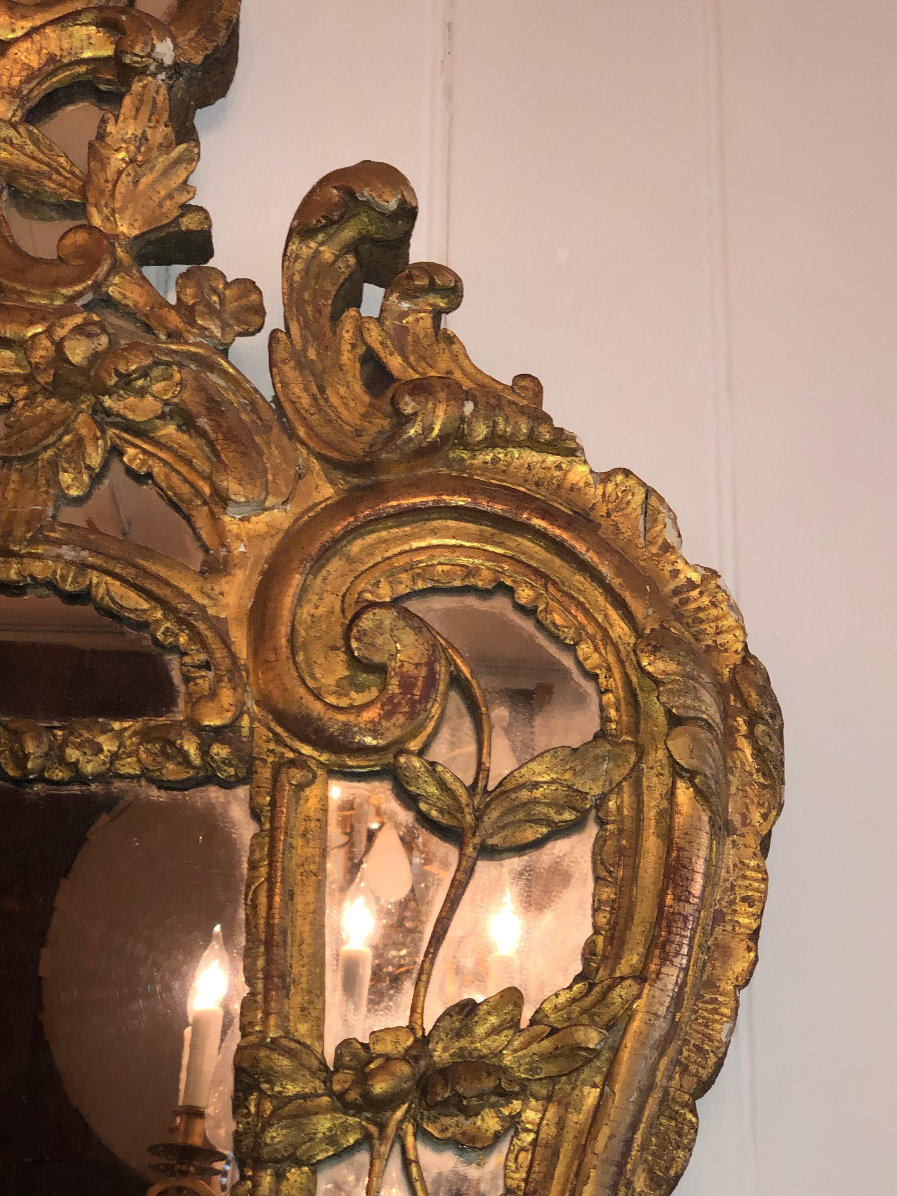 Sculpté à la main miroir en bois doré de la Régence française du 18ème siècle en vente