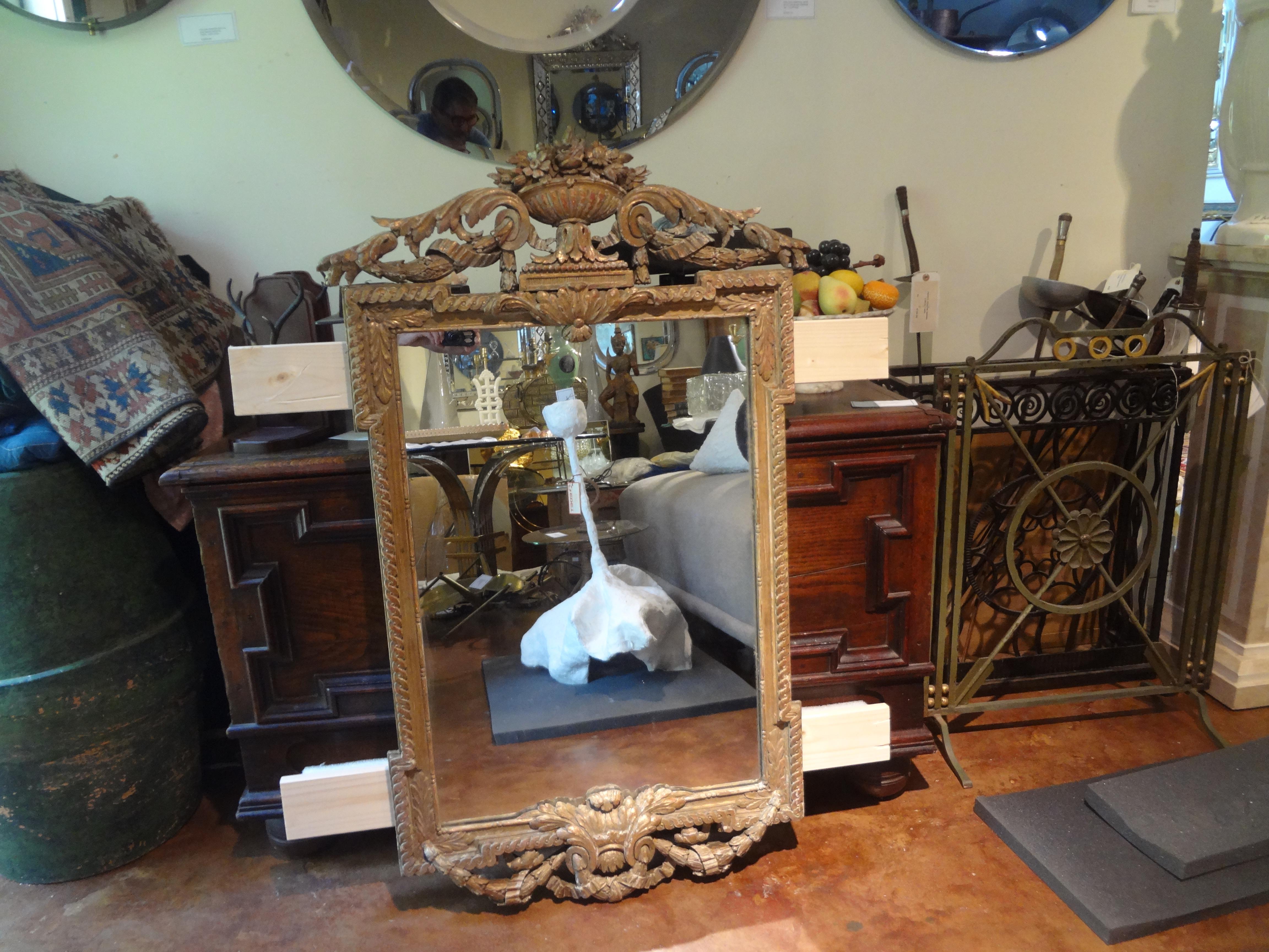 Miroir en bois doré de la Régence française du XVIIIe siècle  en vente 1