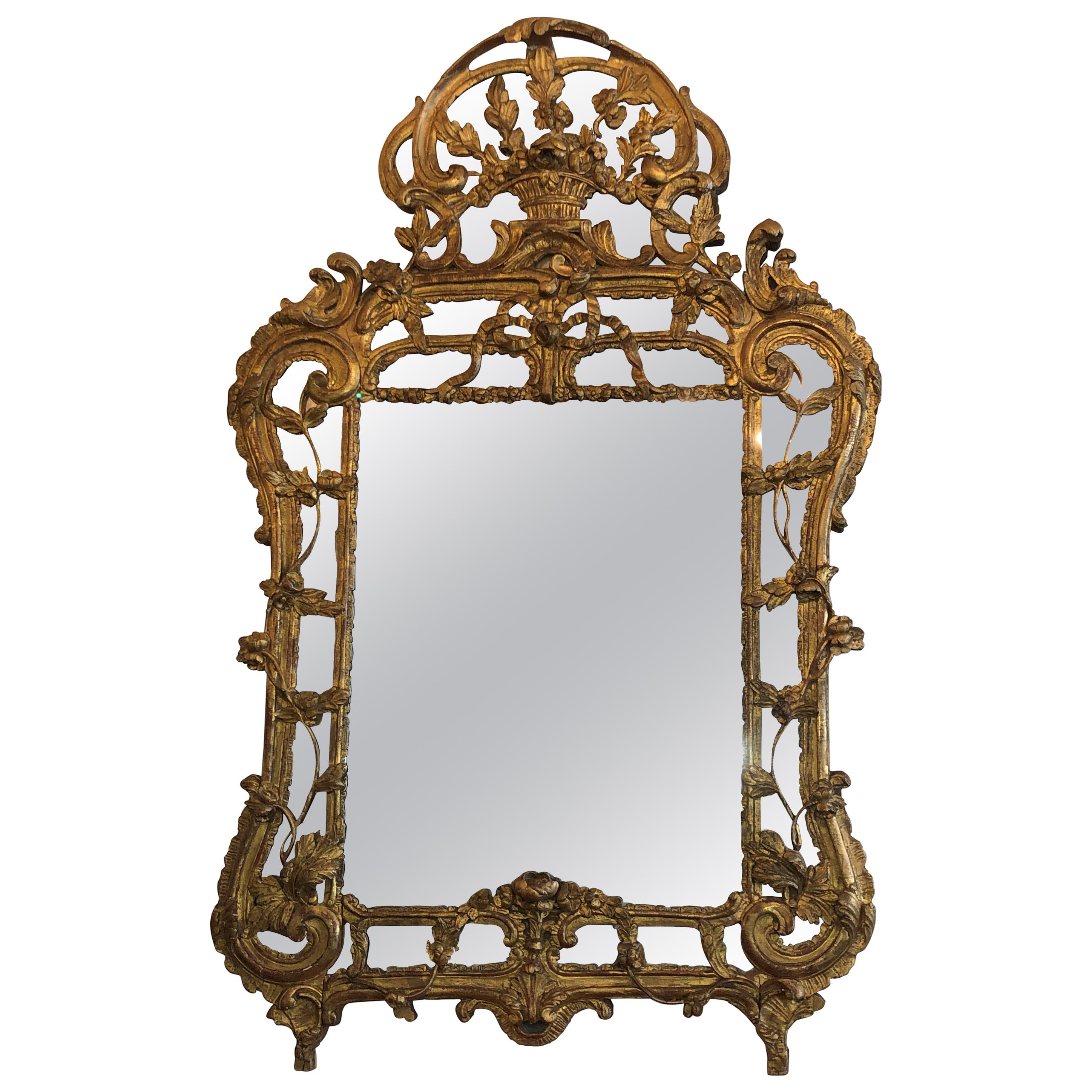 miroir en bois doré de la Régence française du 18ème siècle