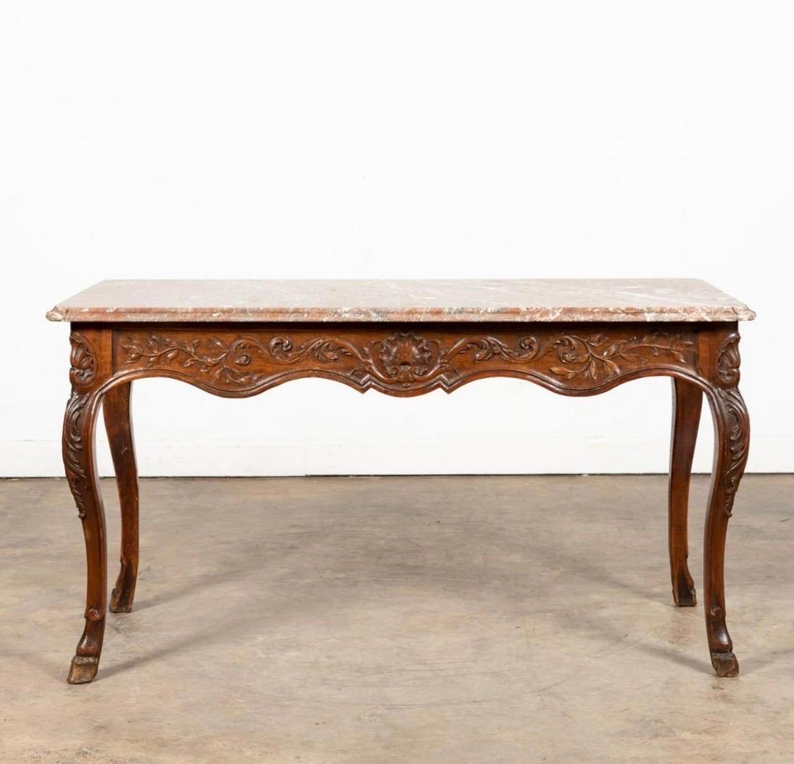 Tavola da centro in noce con piano in marmo del periodo Luigi XVI, 18° secolo, Console con piede a zoccolo

Scolpito su 4 lati con piano in marmo Rouge

