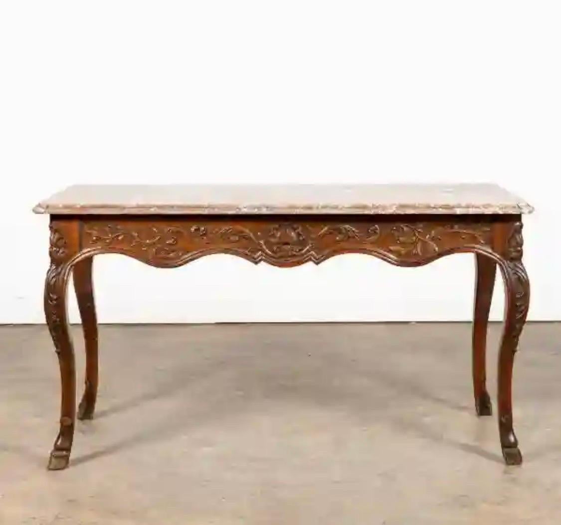 Luigi XVI Tavolo da centro Regence francese del XVIII secolo con piano in marmo e noce, console con piede a zoccolo in vendita