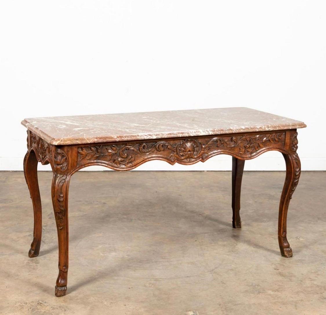 Francese Tavolo da centro Regence francese del XVIII secolo con piano in marmo e noce, console con piede a zoccolo in vendita