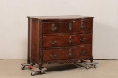 Commode serpentine en forme de chapeau de la période Régence française du 18e siècle avec incrustations et sculptures