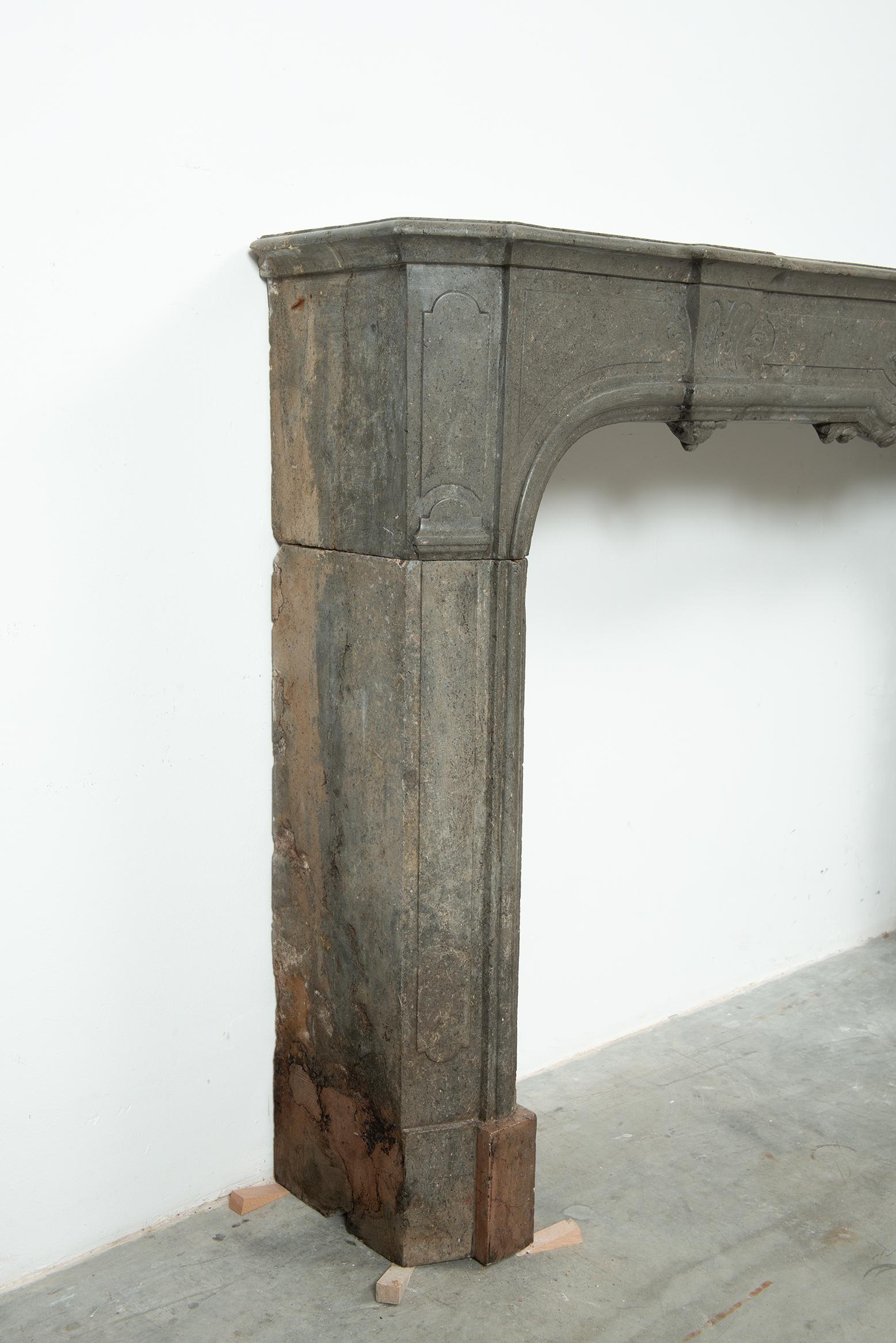 18th Century French Régence Style Fireplace In Good Condition For Sale In Haarlem, Noord-Holland