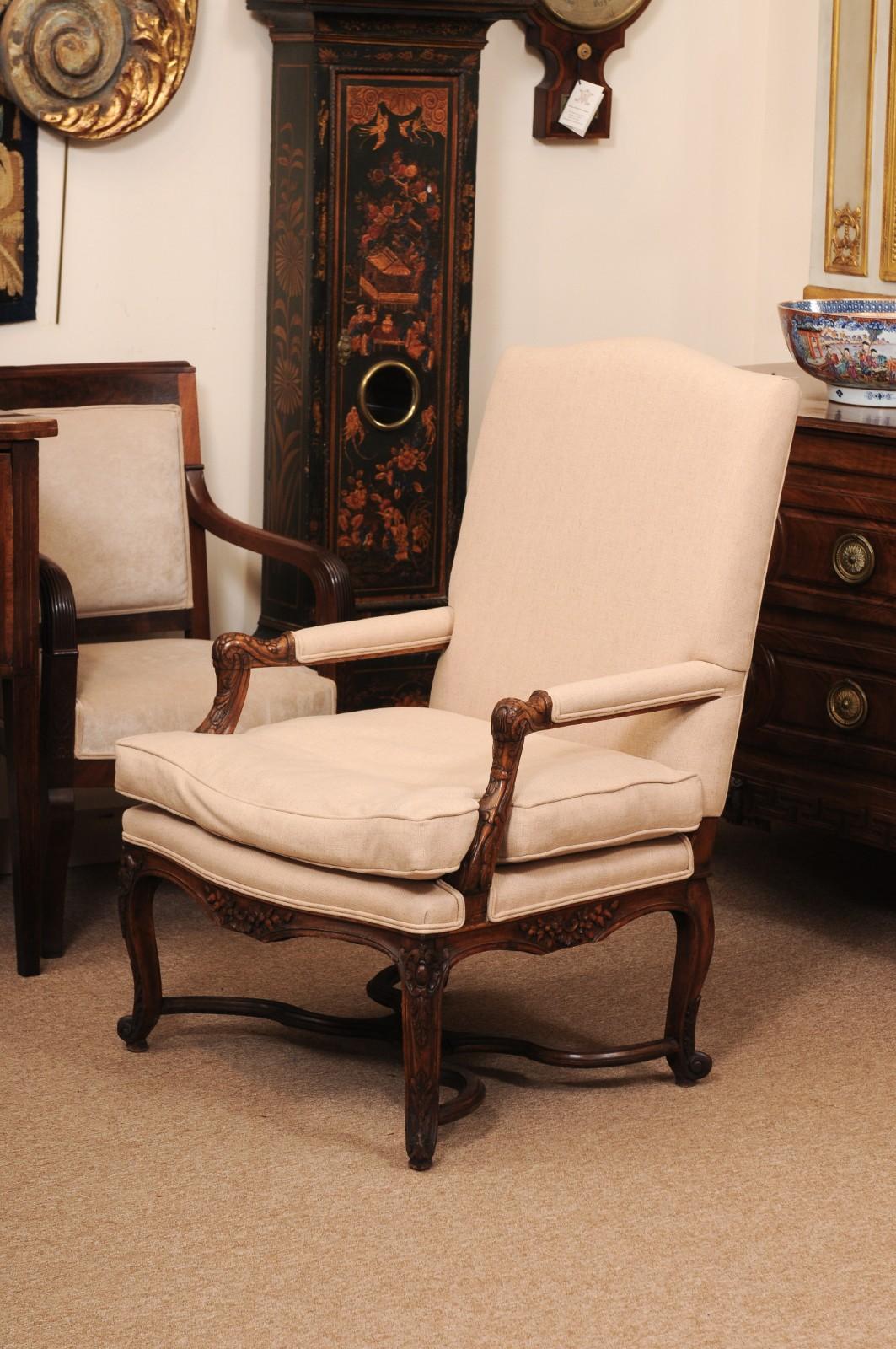 Fauteuil francés de nogal de la Regencia del siglo XVIII con cruceta en venta 5