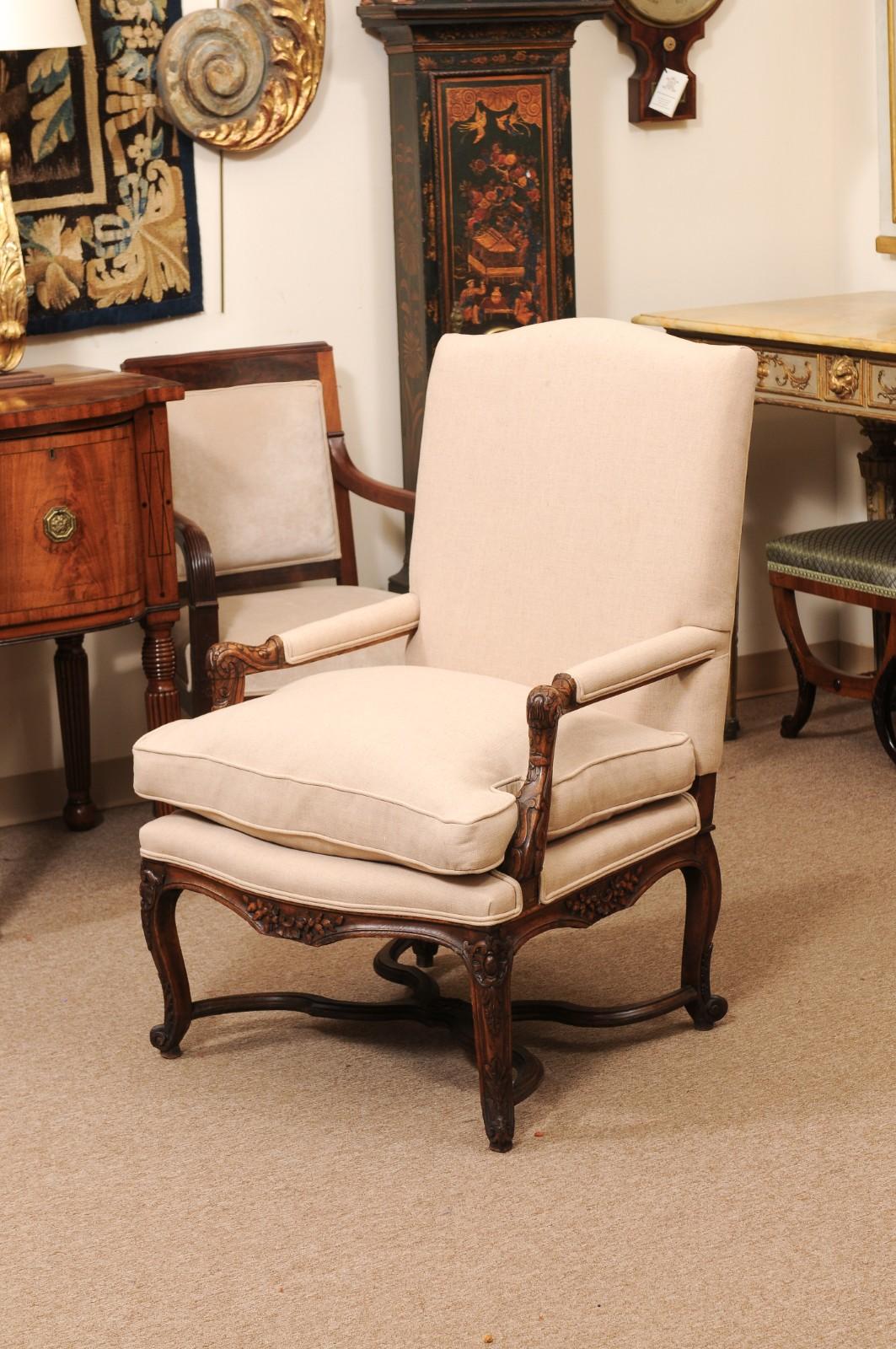 Fauteuil francés de nogal de la Regencia del siglo XVIII con cruceta en venta 4