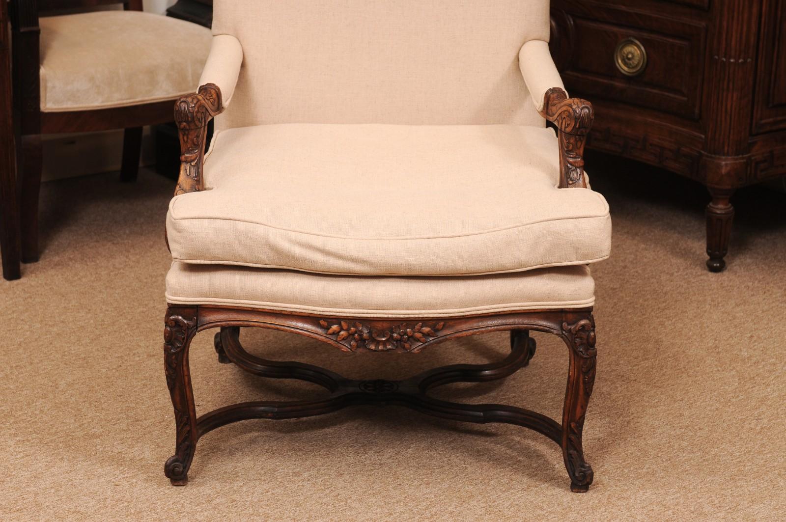 Fauteuil francés de nogal de la Regencia del siglo XVIII con cruceta en venta 6
