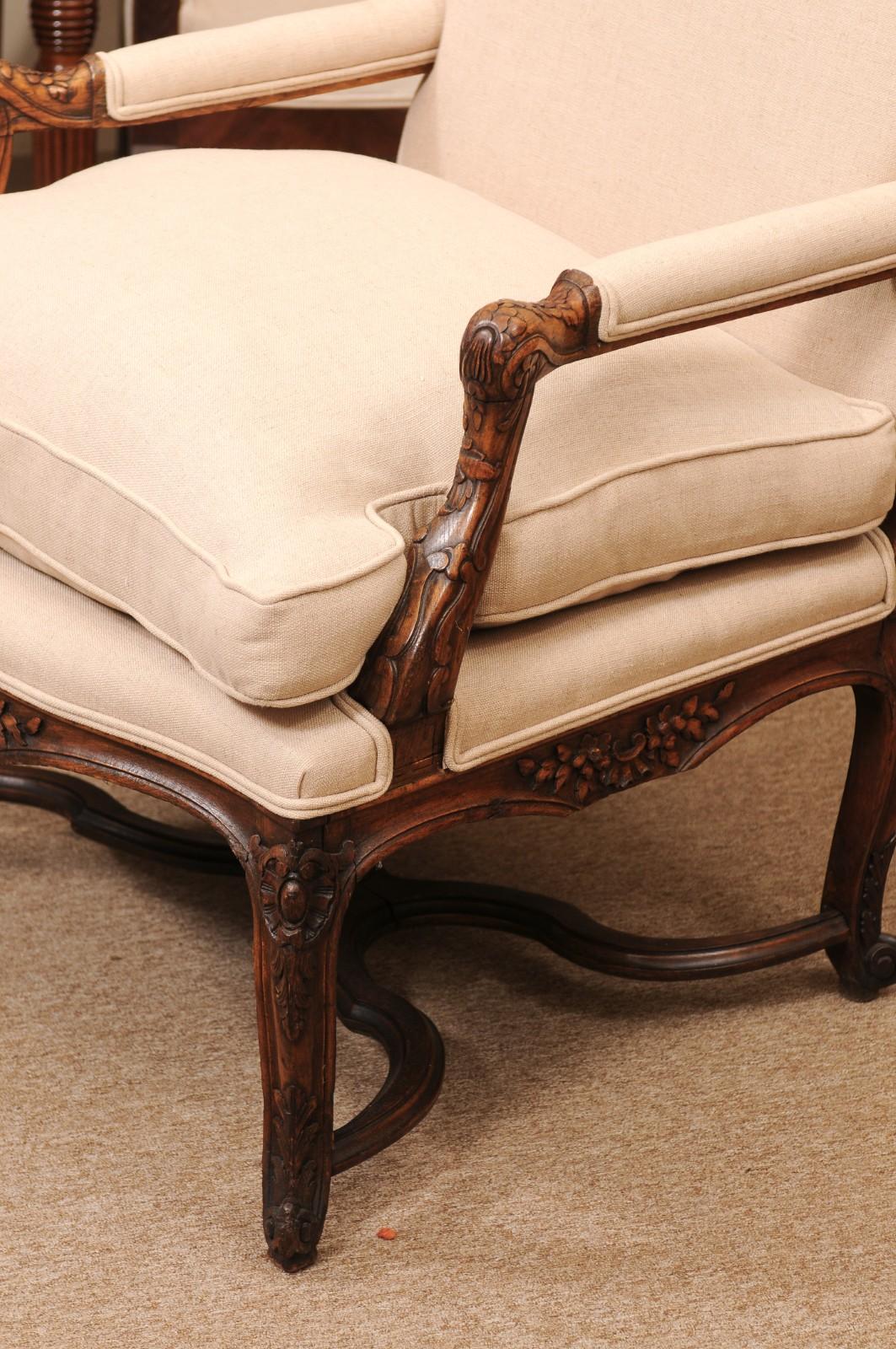 Fauteuil francés de nogal de la Regencia del siglo XVIII con cruceta en venta 5