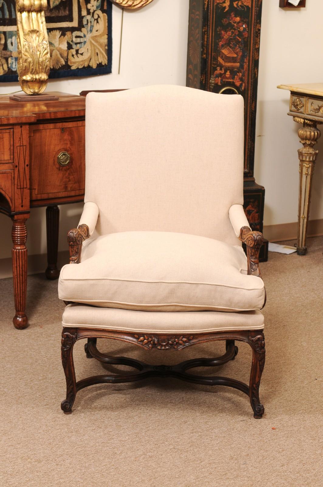 Fauteuil francés de nogal de la Regencia del siglo XVIII con cruceta en venta 6