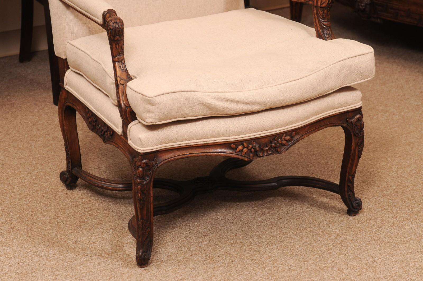 Fauteuil francés de nogal de la Regencia del siglo XVIII con cruceta en Bastante bueno estado para la venta en Atlanta, GA