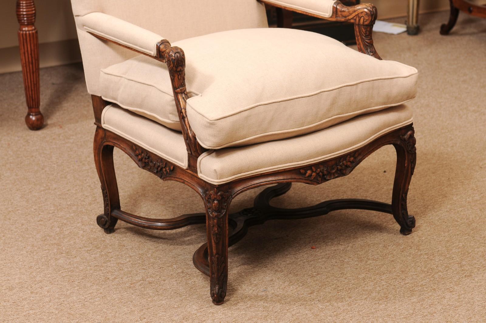 Fauteuil francés de nogal de la Regencia del siglo XVIII con cruceta Francés en venta