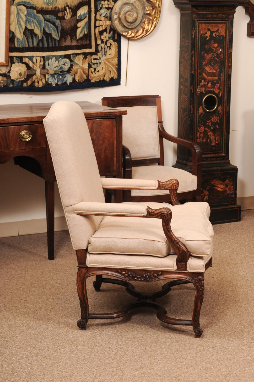 Fauteuil francés de nogal de la Regencia del siglo XVIII con cruceta siglo XVIII y antes en venta
