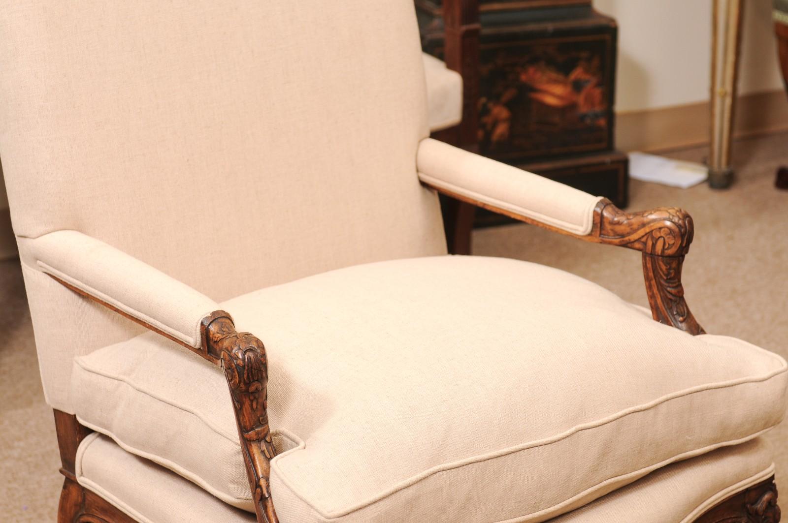 Fauteuil francés de nogal de la Regencia del siglo XVIII con cruceta en Bastante bueno estado para la venta en Atlanta, GA