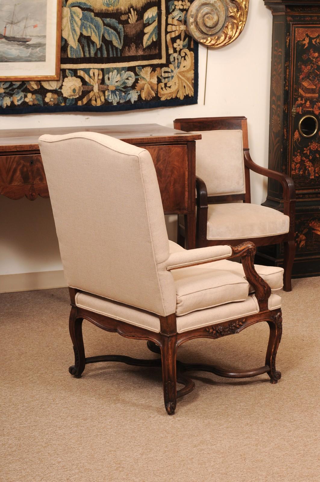 Fauteuil francés de nogal de la Regencia del siglo XVIII con cruceta Nogal en venta