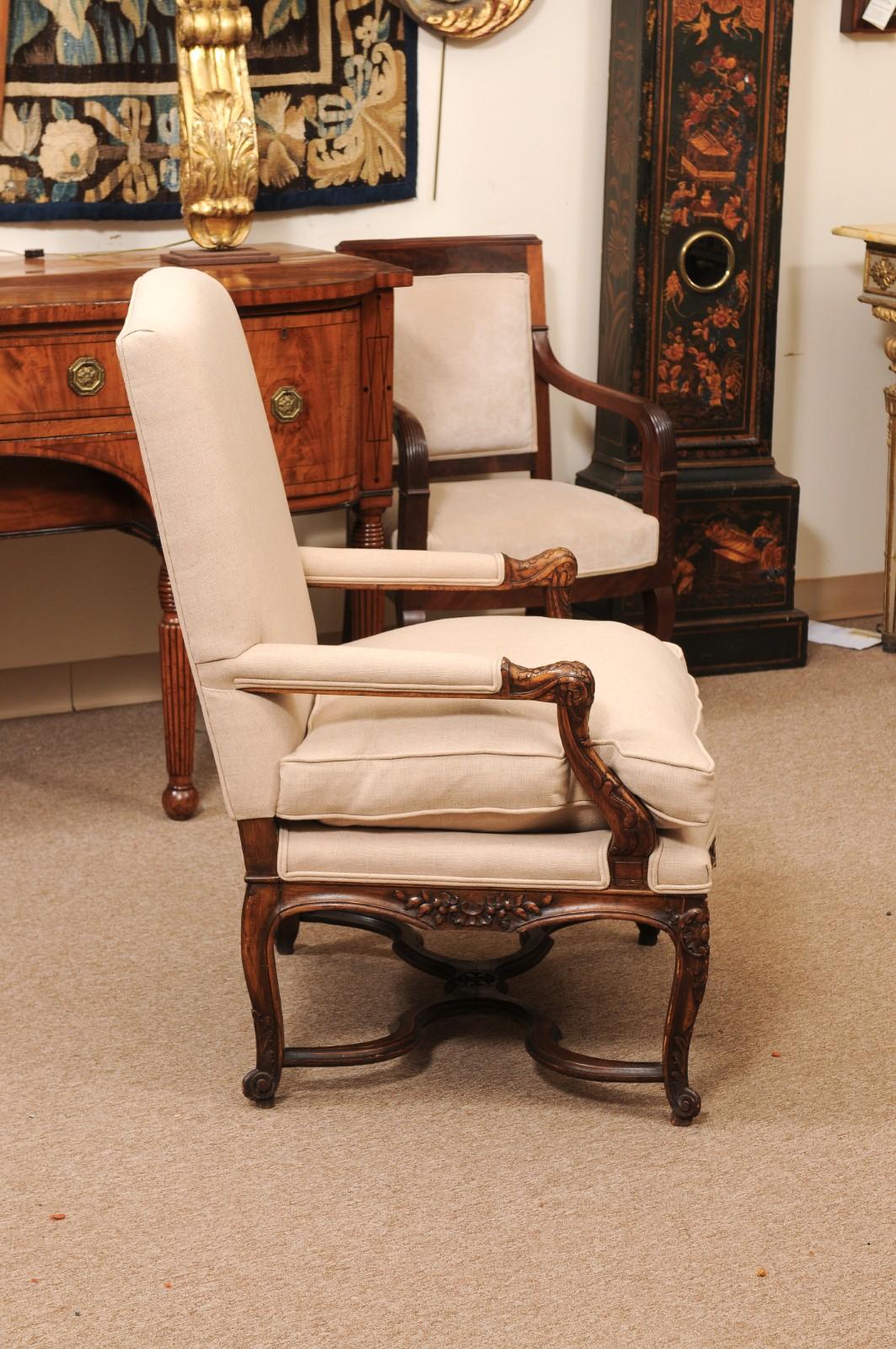 Fauteuil francés de nogal de la Regencia del siglo XVIII con cruceta siglo XVIII y antes en venta