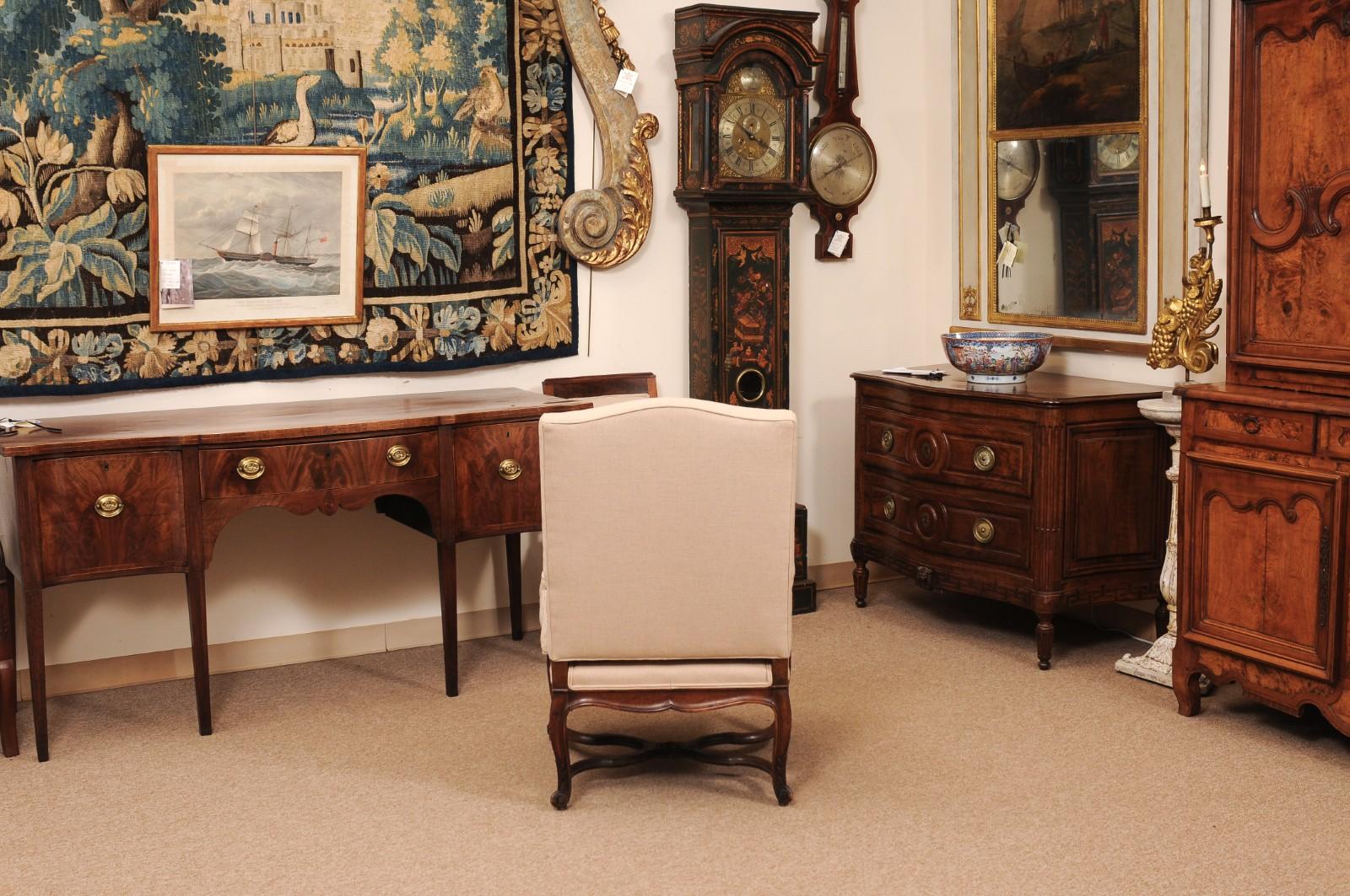 Fauteuil francés de nogal de la Regencia del siglo XVIII con cruceta en venta 1