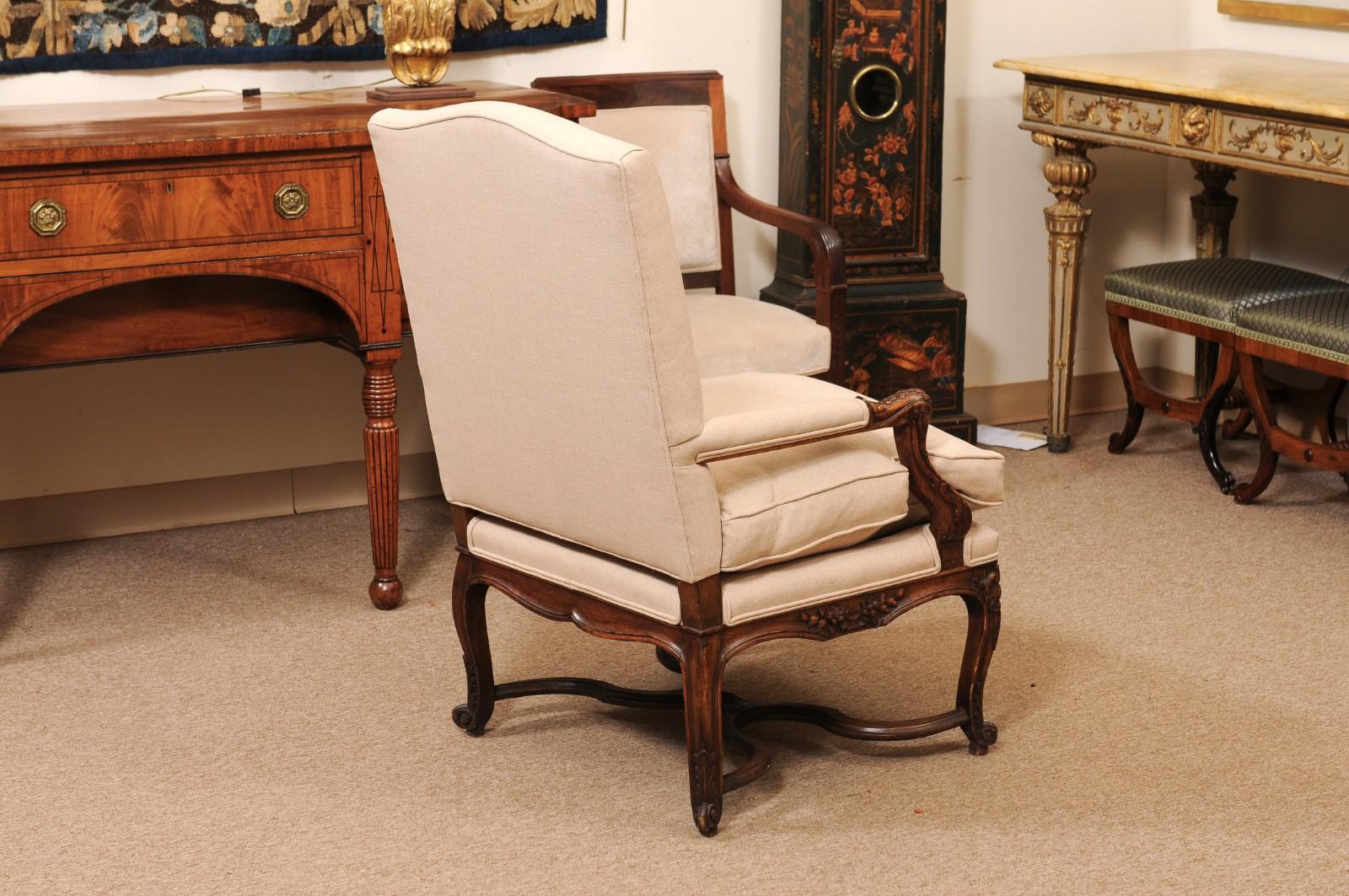 Fauteuil francés de nogal de la Regencia del siglo XVIII con cruceta Nogal en venta