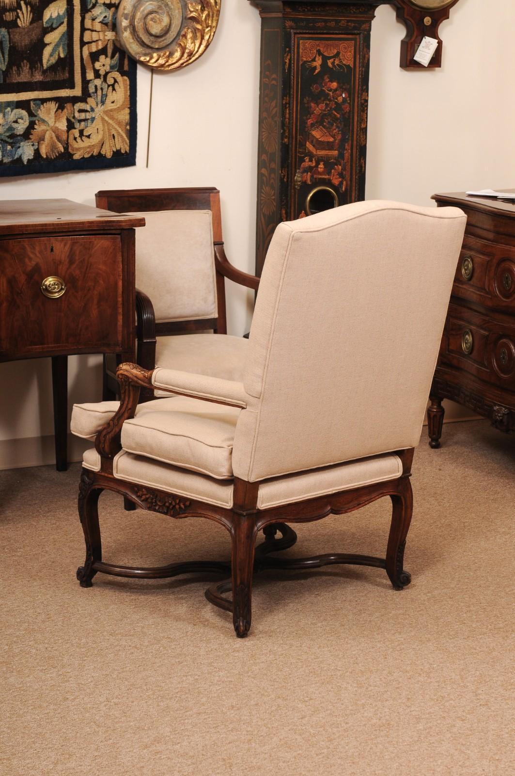 Fauteuil francés de nogal de la Regencia del siglo XVIII con cruceta en venta 2