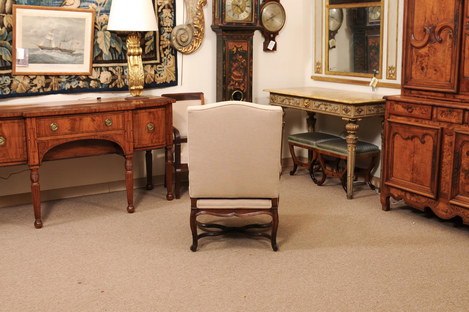 Fauteuil francés de nogal de la Regencia del siglo XVIII con cruceta en venta 1