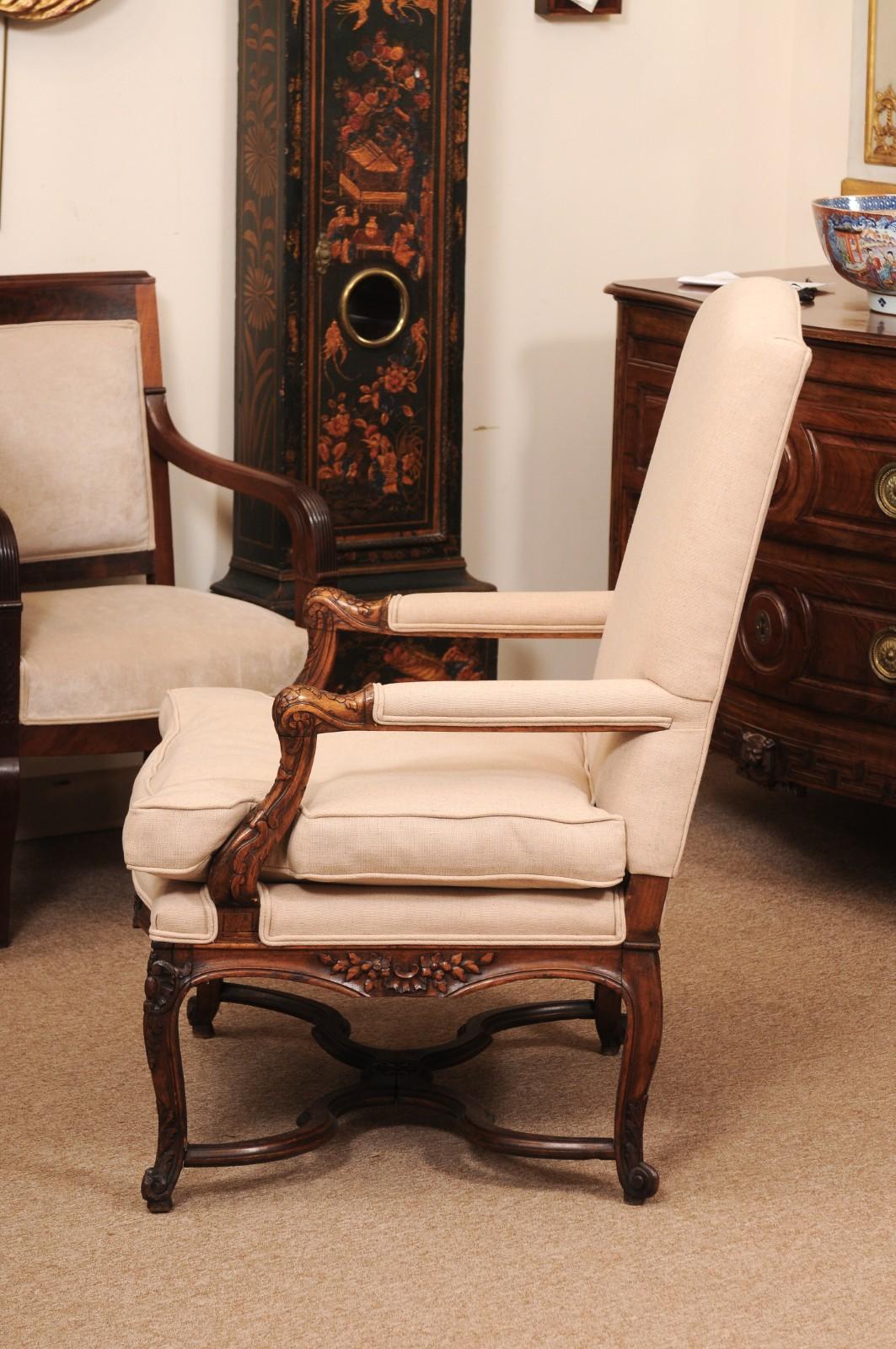 Fauteuil francés de nogal de la Regencia del siglo XVIII con cruceta en venta 3