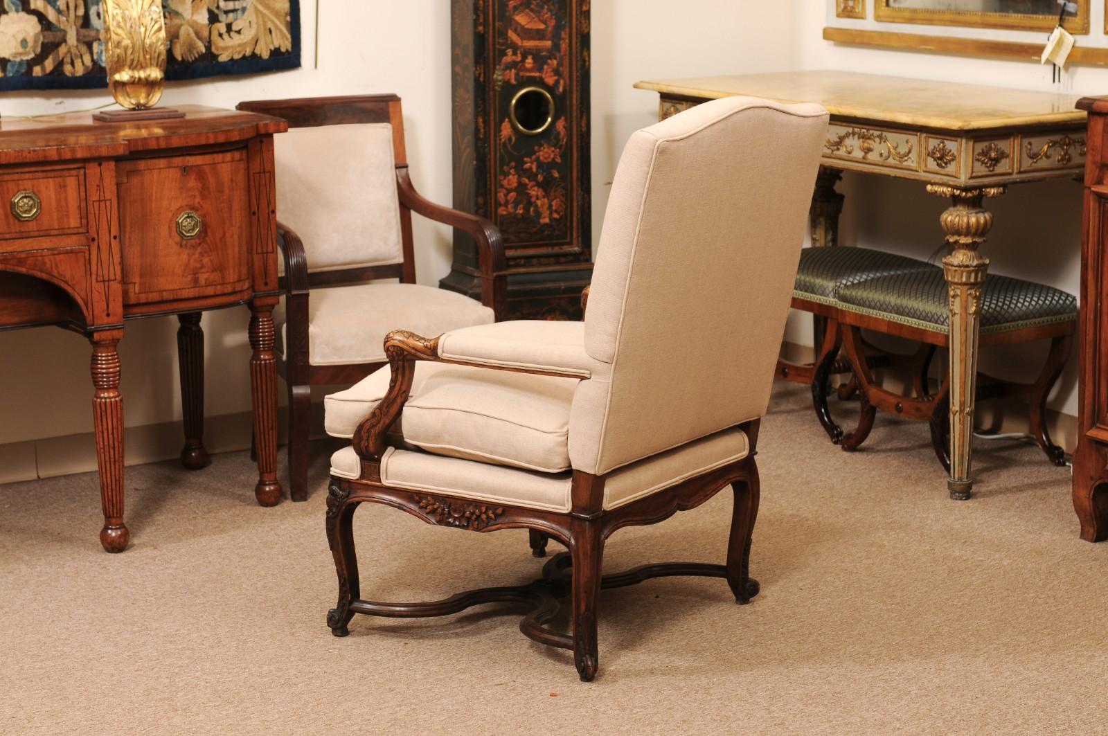 Fauteuil francés de nogal de la Regencia del siglo XVIII con cruceta en venta 2