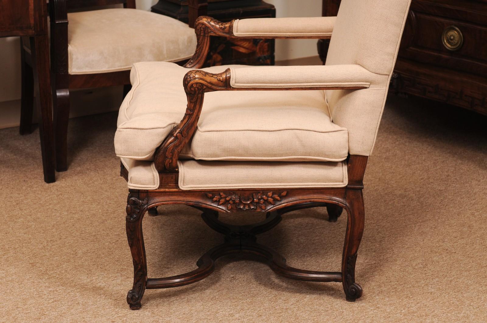 Fauteuil francés de nogal de la Regencia del siglo XVIII con cruceta en venta 4