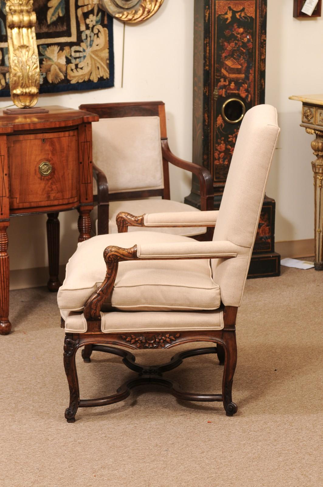 Fauteuil francés de nogal de la Regencia del siglo XVIII con cruceta en venta 3