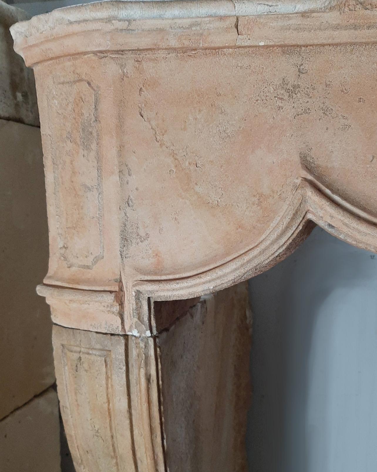 18th Century French Regency Limestone Mantelpiece in Peach Color In Good Condition For Sale In Baambrugge, NL