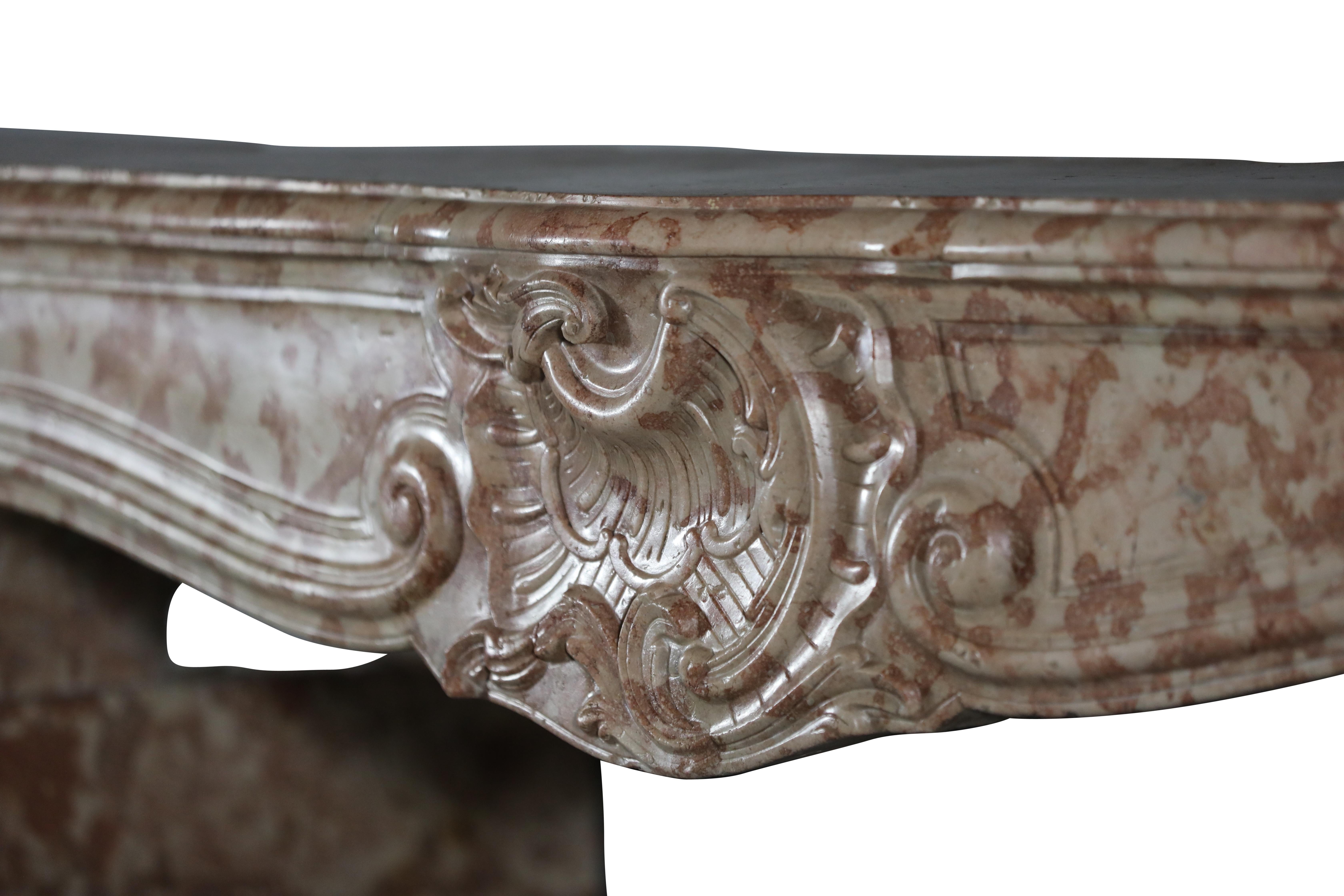 18th Century French Regency Period Rose De Bourgogne Chimney Piece - Luxury Chic In Excellent Condition For Sale In Beervelde, BE