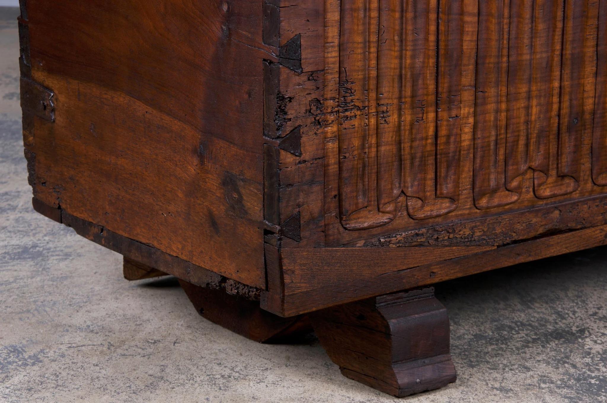 Cassapanca in legno di noce intagliato del XVIII secolo in stile rinascimentale francese in vendita 3